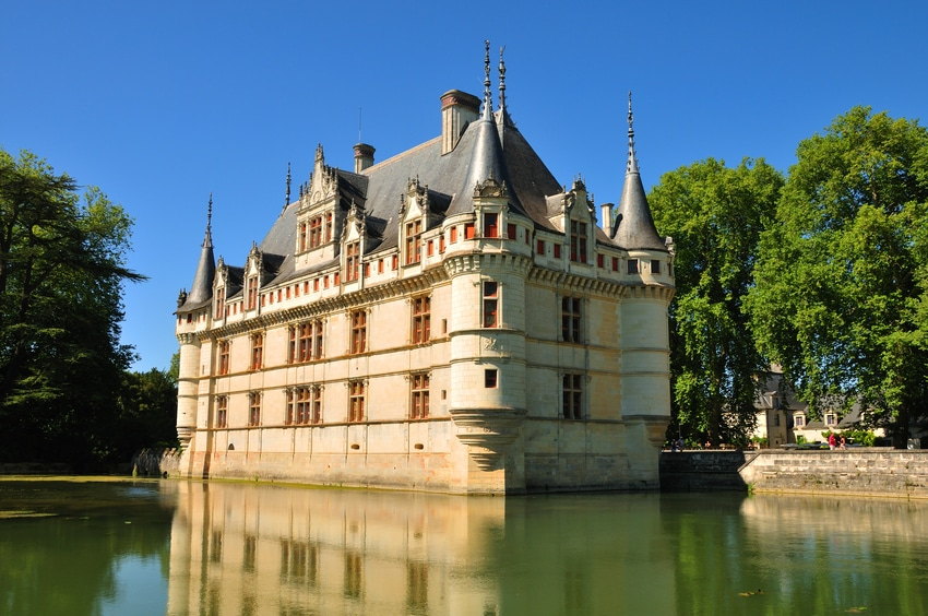 Château Renaissance au bord de l'eau, projet de rénovation
