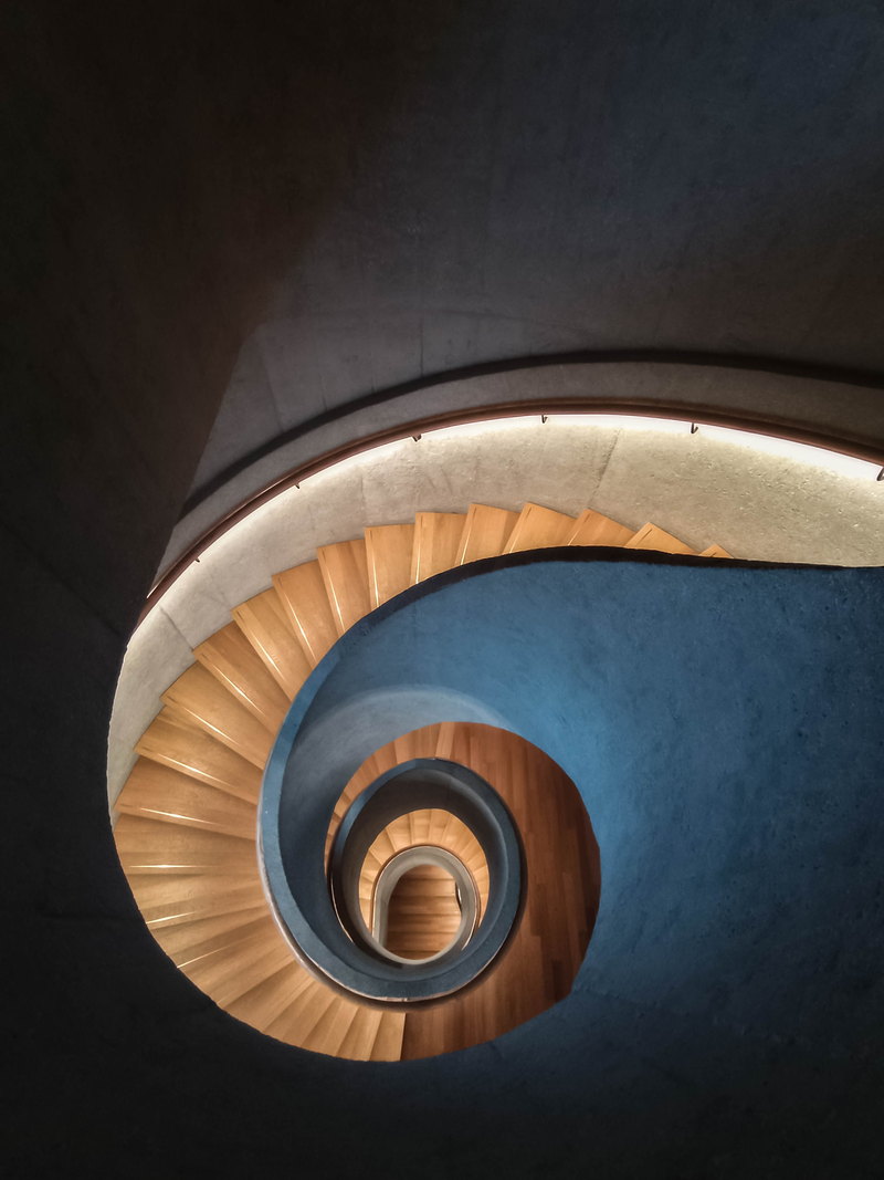 Escalier en spirale vu du dessus, béton et bois