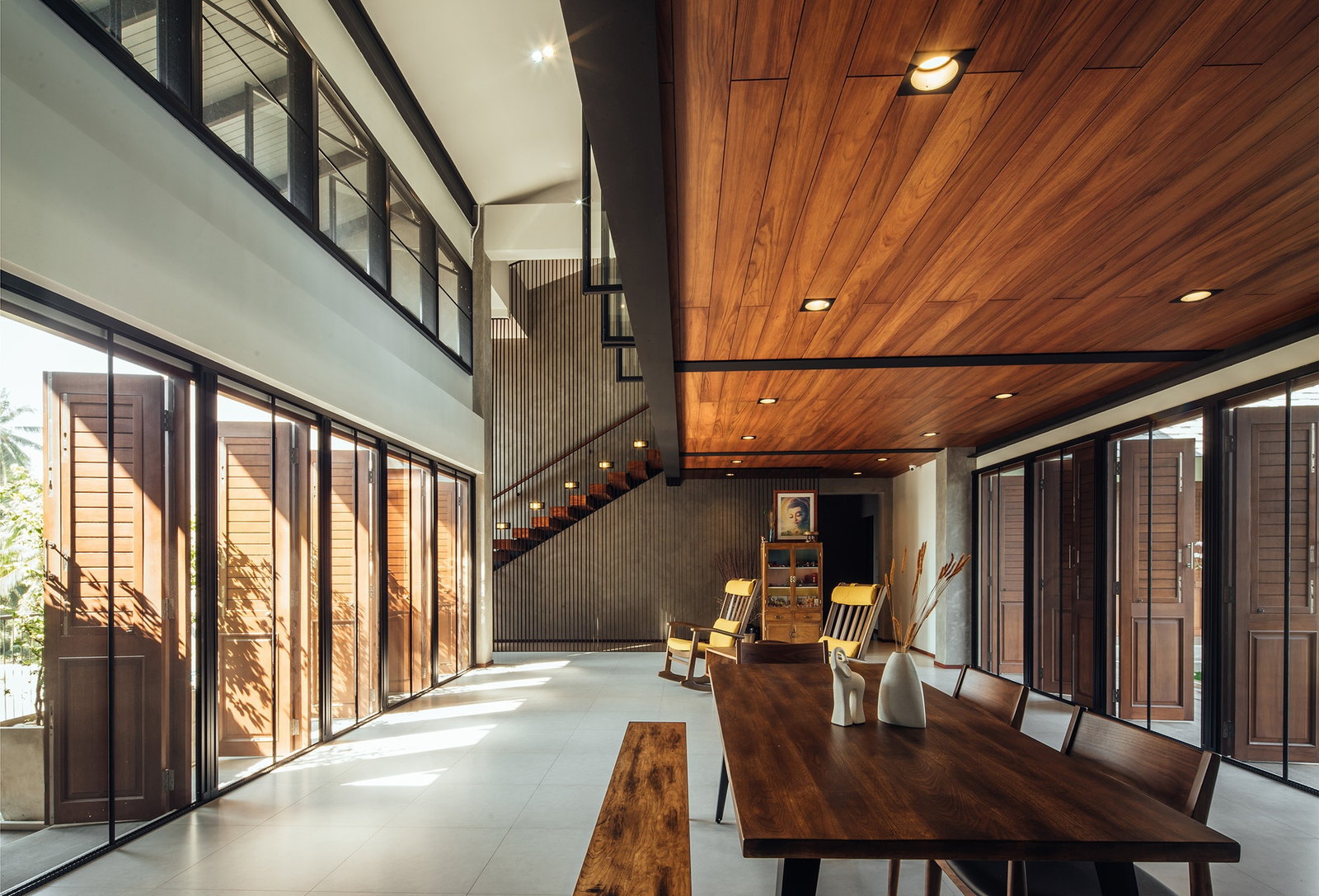 Intérieur de villa contemporaine, plafond bois et grandes baies